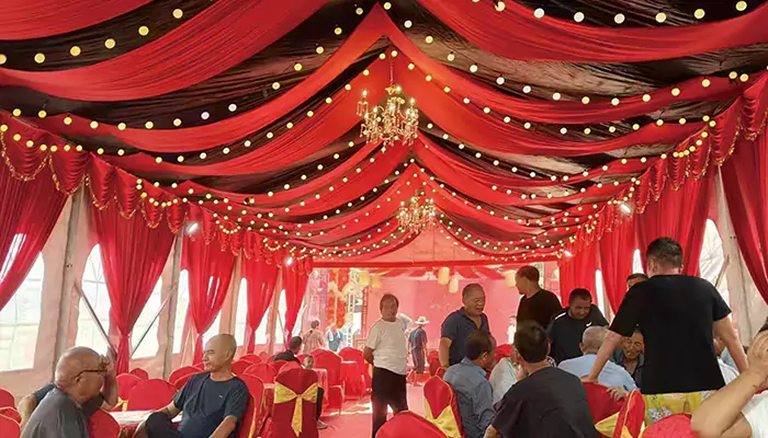 La tenda push-and-pull per banchetti di vino rivoluziona l'esperienza culinaria all'aperto