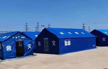Tangshan Pengcheng Outdoor è stata profondamente coinvolta nella standardizzazione dei processi delle tende di soccorso in caso di catastrofe, costruendo una solida linea di difesa di qualità per le forniture di emergenza.