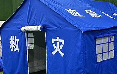 Quale tessuto dovrebbe essere scelto per le tende esterne per i soccorsi in caso di calamità per resistere a vari tipi di condizioni meteorologiche avverse?
